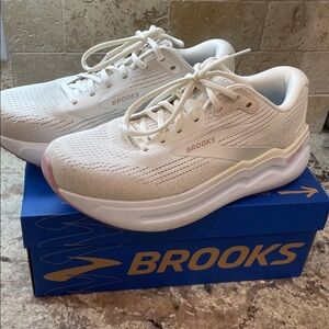 Brooks Women's Cream ghost max 2